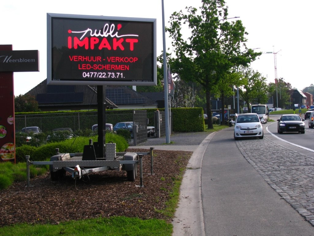 Tekstbord op aanhangwagen