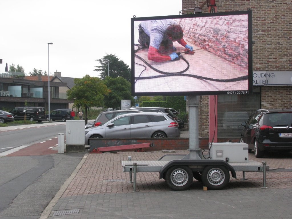 Tekstbord op aanhangwagen
