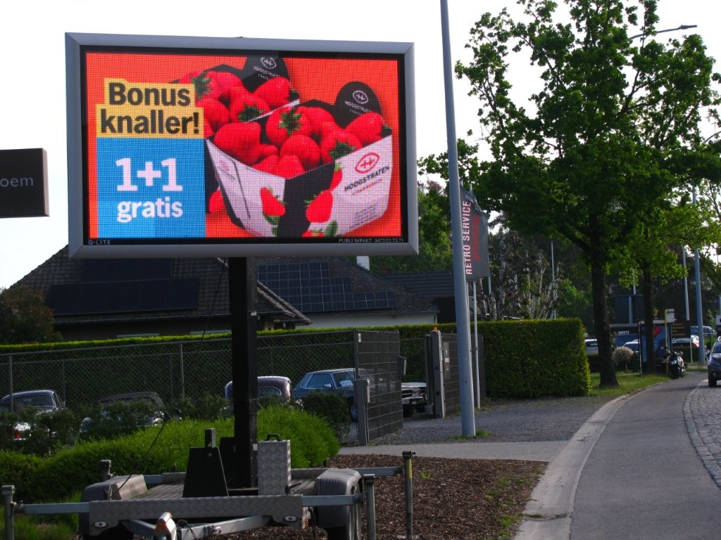 Tekstbord op aanhangwagen