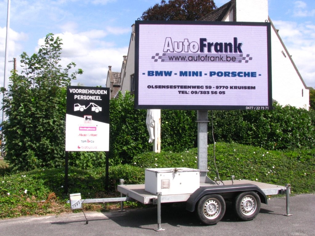 Tekstbord op aanhangwagen